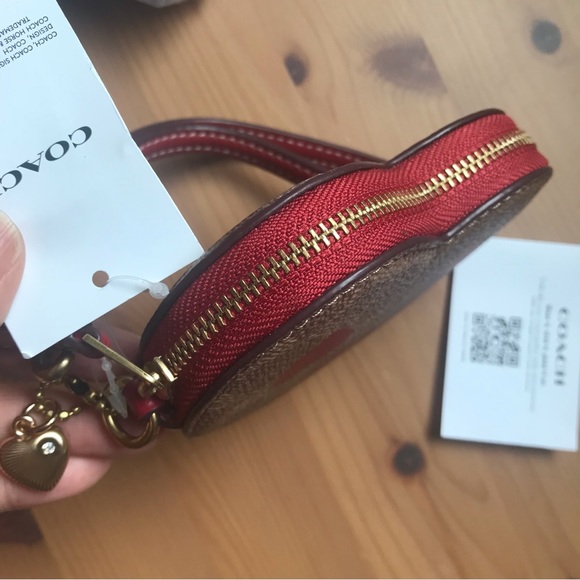 ❤️ Coach Heart Wristlet In Signature Canvas With Heart Print - Picture 12 of 12